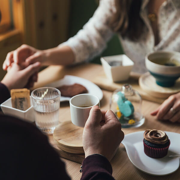 couple enjoying coffee and cupcakes